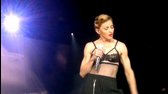 La sexy Madonna mostra il seno sul palco al suo ultimo concerto  MP4