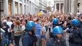 TALIANSKO Milano, talianska polícia je s protestujúcimi! Proti farmafašizmu a očkovacím pasom! Bravo Italia mp4