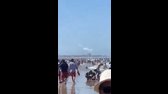 Pláž v Brazílii  Čo tie lietadielká na tých ľudí asi tak púšťajú!! mp4