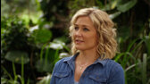 V džungli lásky - film - žena blondýna (Amy Carlson) modrooká usměv vegetace jpg