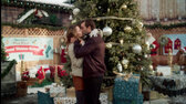 Andělský strom WEBRip CZ 2020 (The Angel Tree) Jill Wagner a Lucas Bryant kissing in front of the Christmas tree jpg