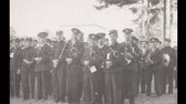 hudba   Spojené hudby Polanka ( v brigadýrkách) a Klimkovice (ve franc  čepicích) na pohřbu hudebníka Jana Hajniše, před kostelem v Polance, 17  září 1944 jpg